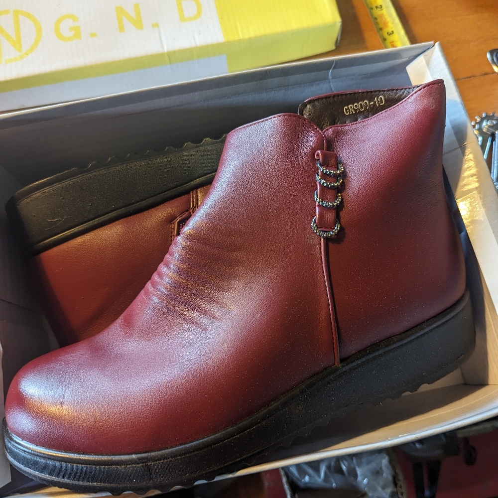 Size 10 women's Red/ burgundy boots